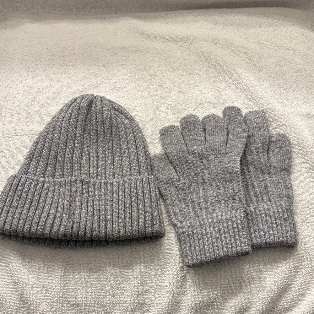 Glove and Benie Match Set Nice for  Winter to stay nice and warm Med or SM hands